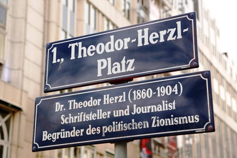 Der Herzl-Platz in Wien. Herzls Schrift Der Judenstaat erschien fast ein halbes Jahrhundert vor dem Holocaust. (© imago images/Viennareport)