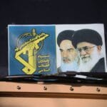 Logo der Revolutionsgarden mit neben Bildern von Revolutionsführer Khomeini und dem aktuellen obersten Führer, Ali Khamenei. (© imago images/ZUMA Wire)