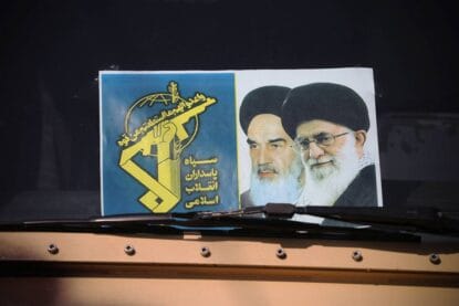 Logo der Revolutionsgarden mit neben Bildern von Revolutionsführer Khomeini und dem aktuellen obersten Führer, Ali Khamenei. (© imago images/ZUMA Wire)