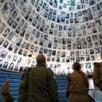 Israelische Soldaten beim Besuch der Halle der Namen in der Holocaust-Gedenkstätte Yad Vashem. (© imago images/UPI Photo)