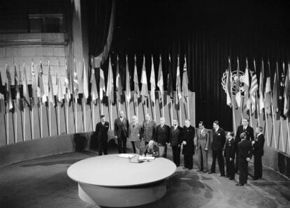 Unterzeichnung der UN-Charta am 26. Juni 1945. Artikel 51 der Charta enthält das Selbstverteidigungsrecht gegen einen bewaffneten Angriff. (© imago images/United Archives International)