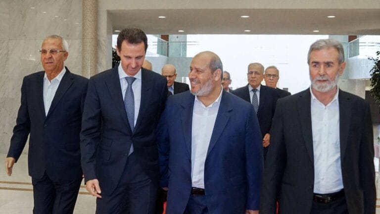 Hamas Politbüro-Mitglied Khalil al-Hayya (mitte) am 19. Oktober zu Gast bei Syriens Präsident Assad