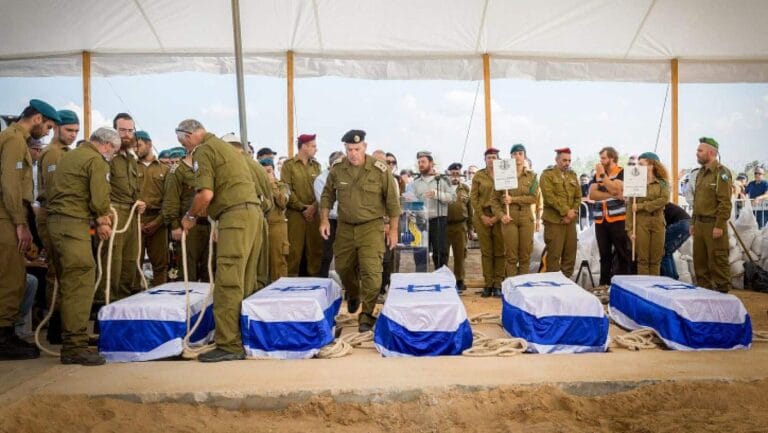 Begräbnis von Opfern des Hamas-Massakers aus dem israelischen Kibbuz Kfar Aza