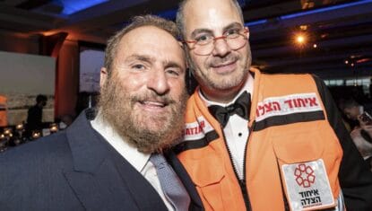 Sanitäter und United-Hatzalah-Präsident Eli Beer mit Rabbi Shmuley Boteach im Mai 2022