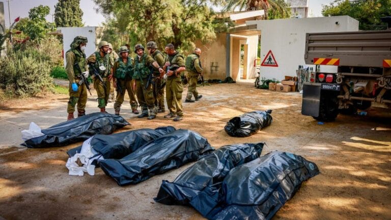 Israelische Soldaten bergen Leichen im Kibbuz Kfar Aza an der Grenze zum Gazastreifen