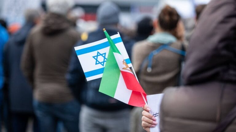 Viele Iraner demonstrieren an Israels Seite gegen den Terror