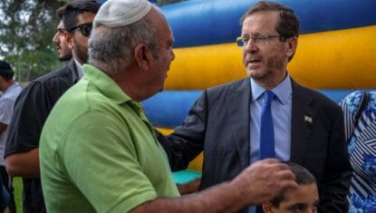 Israels Präsident Isaac Herzog trifft sich mit aus der Region rund um Gaza evakuierten Israelis