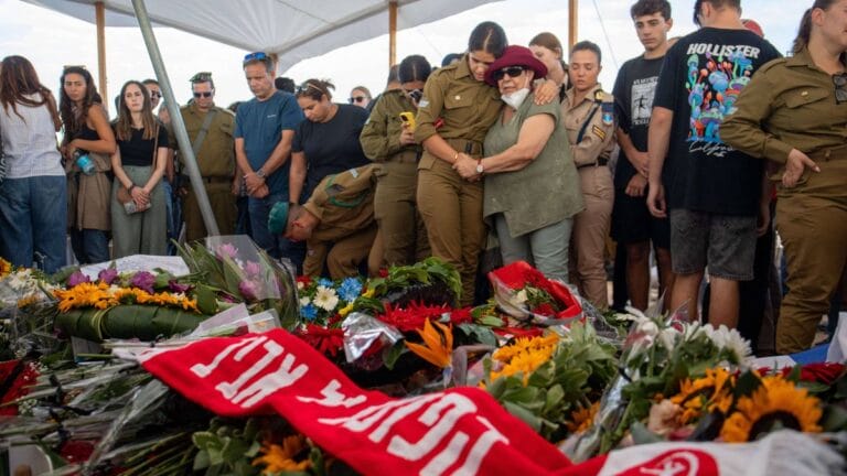 Beerdigung von fünf Familienmitgliedern aus dem israelischen Kibbuz Kfar Aza