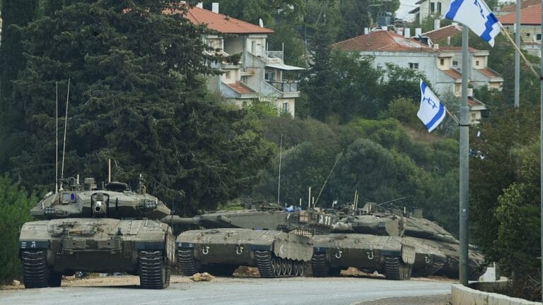Israelische Panzer nah der Stadt Metula an der Grenze zum Libanon