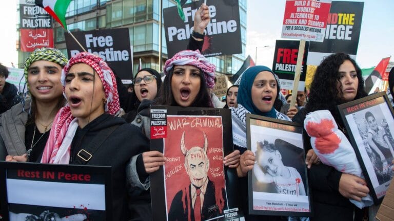 Judenhass explodiert: Antisemitische Demonstration in London