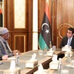 Der Präsident des libyschen Präsidialrats Al-Menfi bei einem Treffen mit dem UN-Sondergesandten Batili