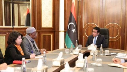 Der Präsident des libyschen Präsidialrats Al-Menfi bei einem Treffen mit dem UN-Sondergesandten Batili