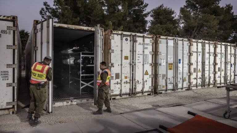Container mit Leichen des Hamas-Pogroms: Ist bei antisemitischen Massakern der Bezug auf den Holocaust gerechtfertigt?