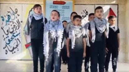 Schüler der Azzun Elementary School für Jungen in Qalqilya. Singen auf einer Veranstaltung zu Ehren des Hamas-Massakers vom 7. Oktober