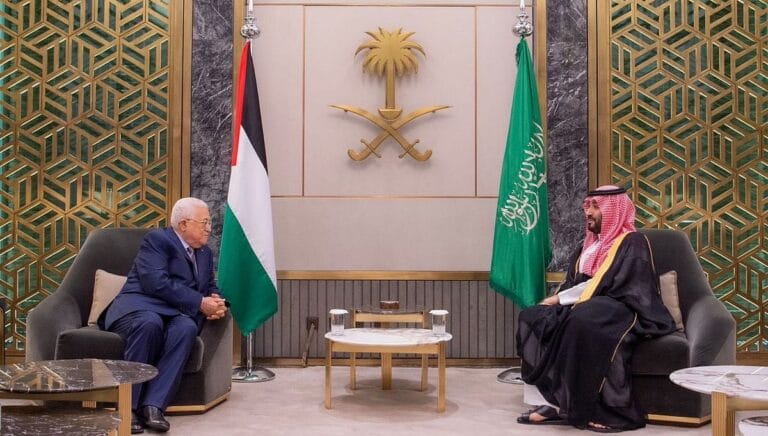 Der Präsident der Palästinenserbehörde Mahmoud Abbas mit dem saudischen Kronprinzen Mohammed bin Salman