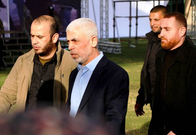 Hamas-Führer Sinwar soll unter dem Schutz eines humanitären Konvois aus dem Norden des Gazastreifens geflohen sein. (© imago images/ZUMA Wire)