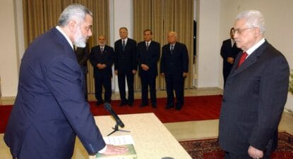 Mahmud Abbas gelobt im Jahr 2006 Hamas-Führer Isamil Haniyeh als palästinensischen Premierminister an