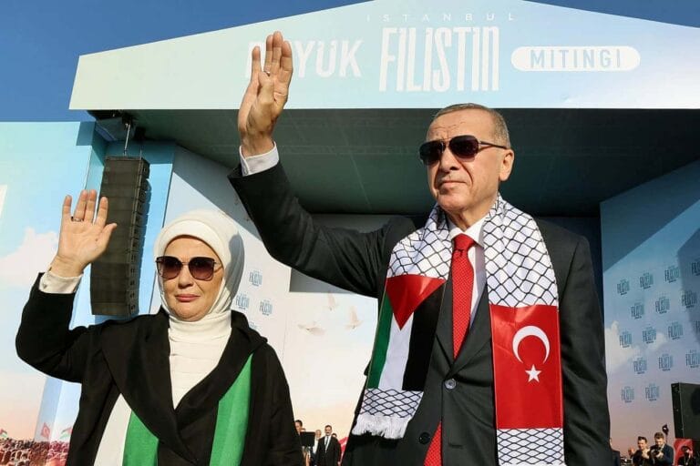 Der türkische Präsident Tayyip Erdoğan und seine Frau Emine auf einer antiisraelischen Veranstaltung Ende Oktober in Istanbul