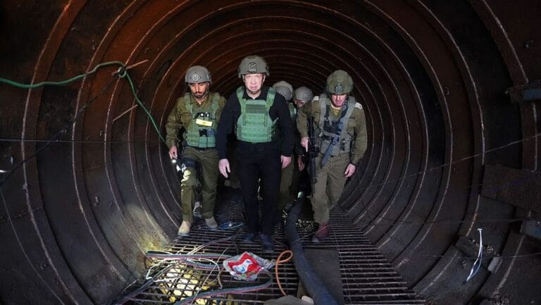 Israels Verteidigungsminister Gallant inspiziert den entdeckten Terror-Tunnel der Hamas