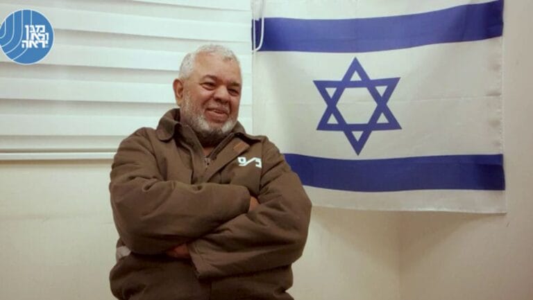 Der ehemalige Kommunikationsminister der Hamas, Yousef al-Mansi, bei seinem Verhör durch die israelischen Sicherheitsbehörde