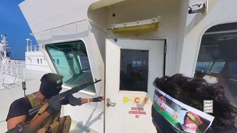 Huthi-Milizionär beim Kapern eines Schiffes im Roten Meer