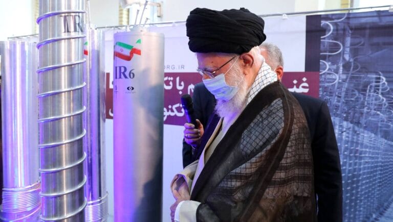 Irans Oberster Führer Khamenei besichtigte Zentrifugen zur Urananreicherung