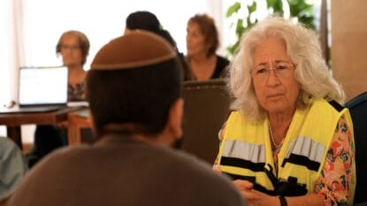 Eine mobile Traum-Therapeutin des Jüdischen Nationalfonds bei der Arbeit