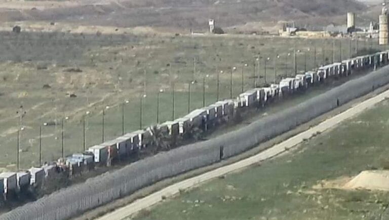 LKW mit Hilfslieferungen für Gaza stecken am ägyptischen Grenzübergang Rafah fest