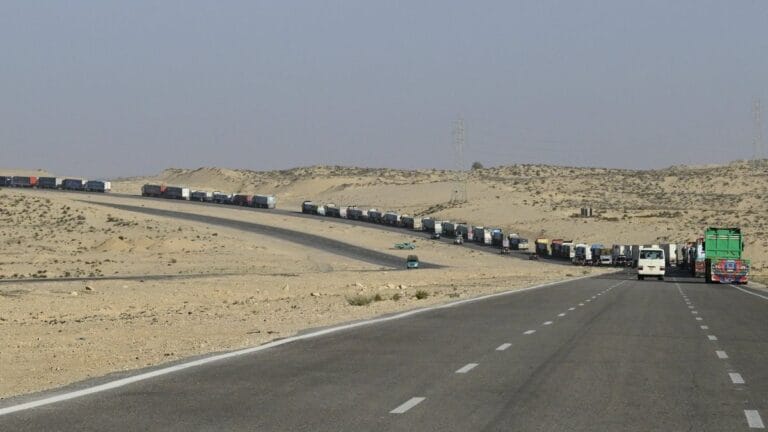 Trucks mit Hilfslieferungen für Gaza warten vor dem ägyptischen Grenzübergang Rafah