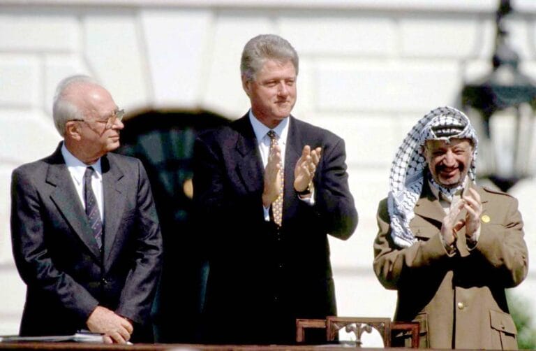 Jitzchak Rabin, Bill Clinton und Jassir Arafat bei der Unterzeichung des ersten Oslo-Abkommens. Ob die Palästinenser Israel anerkannt haben, ist nicht einfach zu beantworten. (© imago images/ZUMA Wire)