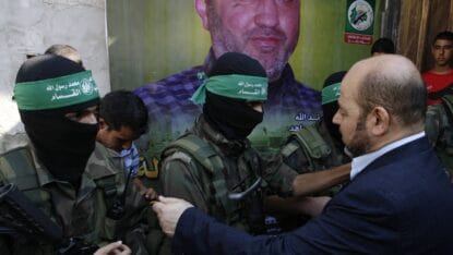 Hamas-Führer Moussa Abou Marzouk mit Kämpfern seiner Terrororganisation