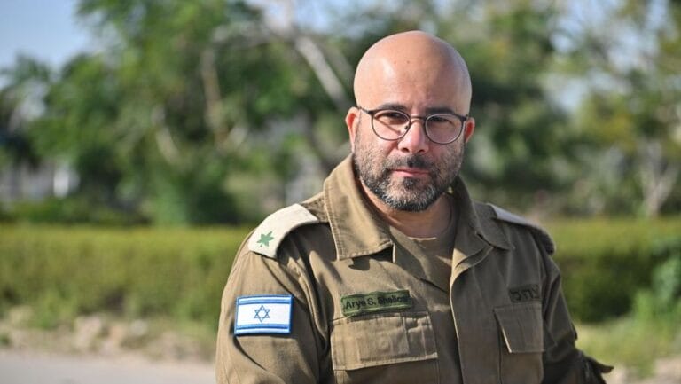 Der Autor und Sprecher der Israelischen Verteidigungsstreitkräfte (IDF) in Reserve, Arye Sharuz Shalicar