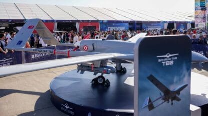 Die türkische Rüstungsfirma Baykar präsentiert ihre Drohne Bayraktar TB2