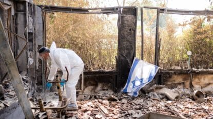 Zaka-Mitarbeiter sucht in Trümmern von Be'eri nach Überbleibseln von Leichen der Kibbuz-Bewohner