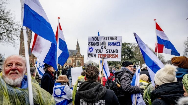 Gaza ist nicht Auschwitz, Terrorbekämpfung kein Völkermord: Demonstration gegen den antiisraleischen Schauprozess in Den Haag