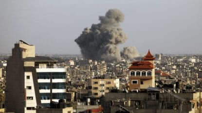 Israelische Luftangriffe auf Khan Yunis im Süden des Gazastreifens