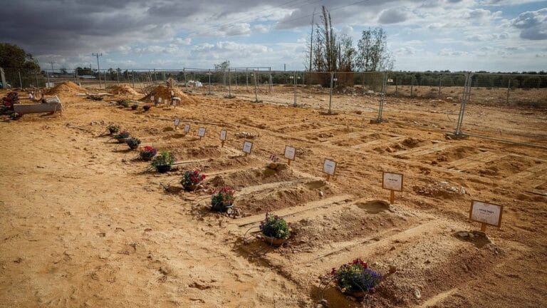 Gräber der beim Hamas-Massaker ermordeten Einwohner des israelischen Kibbuz Be’eri