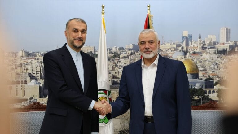 Hamas-Chef Ismail Haniyya und Irans Außenminister Hossein Amir- Amir-Abdollahian in Katars Hauptstadt Doha