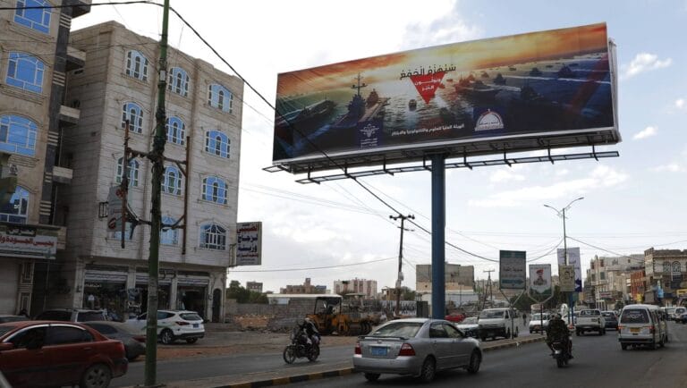 Plakate in Jemens Hauptstadt Sanaa feiern die Huthi-Angriffe auf Schiffe im Roten Meer