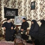 Irans Präsident Raisi mit der Familie des durch Israel getöteten Revolutionsgardisten Razi Mousavi
