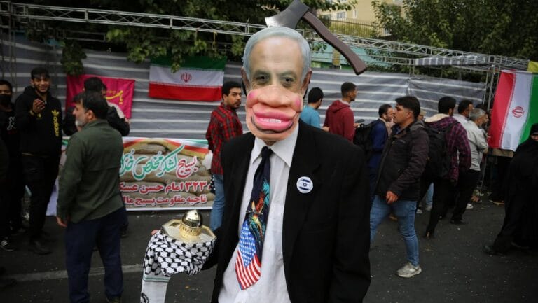 Antisemitische Darstellung Netanjahus auf einer antiisraelischen Demonstration im Iran