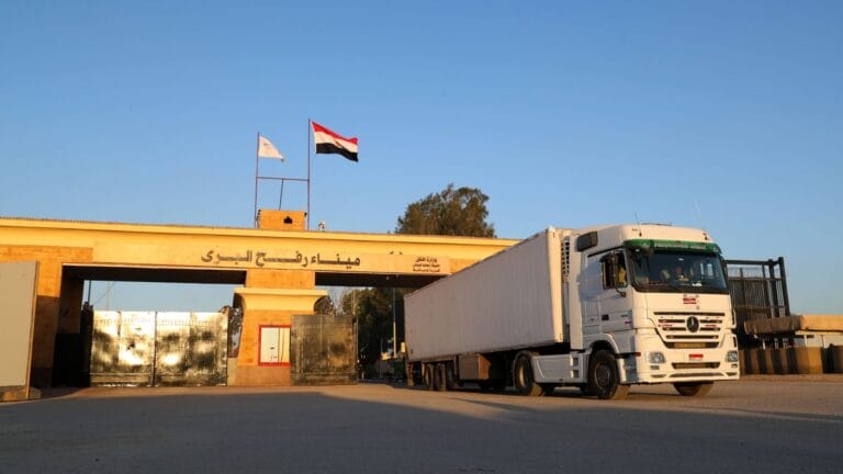 Ein Truck mit humanitären Gütern am Grenzübergang Rafa zwischen Ägypten und Gaza
