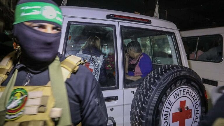 Hamas-Terrorist bei der Freilassung einer israelischer Geiseln Ende November