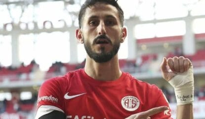 Wegen seiner Armbinde wird israelische Fußballer Sagiv Jehezkel in der Türkei angeklagt