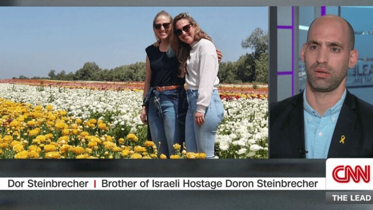 Der Bruder der von der Hamas als Geisel verschleppten Doron Steinbrecher erzählte im CNN-Interview über seine Erfahrungen mit dem Roten Kreuz
