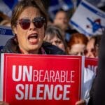 Vor dem UNO Hauptquartier in New York: Demonstration gegen das Schweigen zur Hamas-Gewalt gegen israelische Frauen