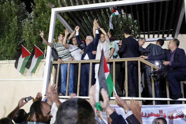 Mahmud Abbas, Präsident der Palästinensischen Autonomiebehörde, feiert im August 2013 mit Palästinensern, darunter etliche Terroristen, die nach langer Zeit in israelischer Haft freigelassen wurden. (© imago images/ZUMA Wire)