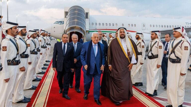 PA-Präsident Abbas mit dem Emir von Katar Tamim bin Hamad Al Thani in Doha