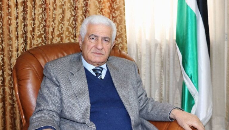 Abbas Zaki ist er Mitglied des Zentralkomitees der Fatah-Fraktion von Mahmud Abbas