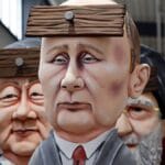Motivwagen des Kölner Rosenmontagszugs zeigt die Staatsoberhäupter von China, Russland und Iran mit Brett vor dem Kopf